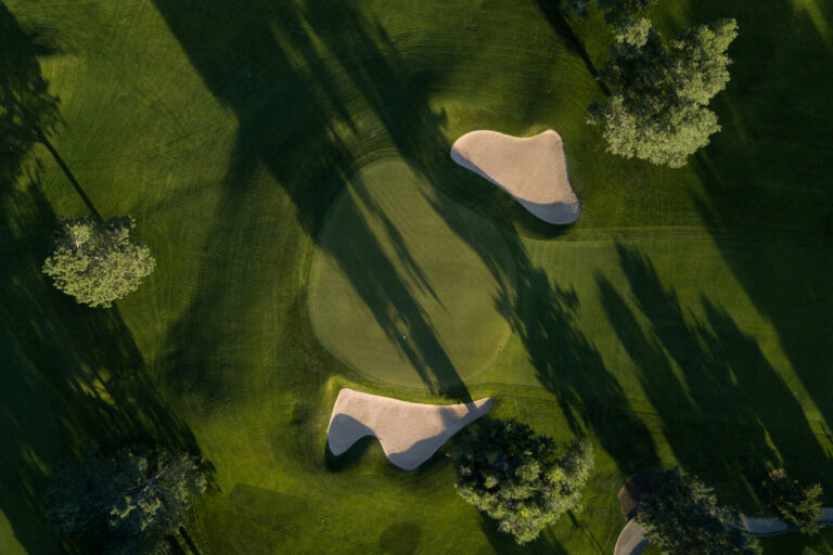 Kuvassa golfkenttä ylhäältä päin kuvattuna
