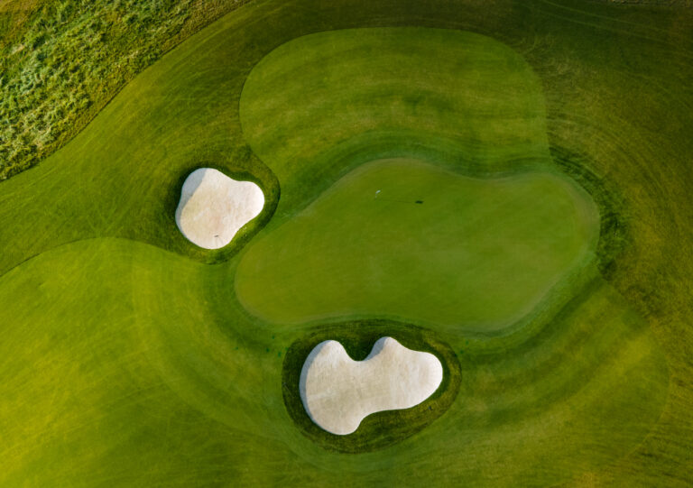 Golf viheriö kuvattuna ylhäältä päin. Kaksi bunkeria.